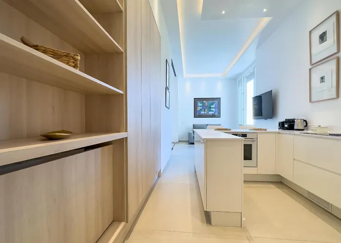 303 Le Gallia Apartman